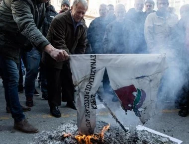 Παντού ανεπιθύμητοι οι βουλευτές του ΣΥΡΙΖΑ: Εξοργισμένο πλήθος διώχνει τους Μάρδα & Μπγιάλα